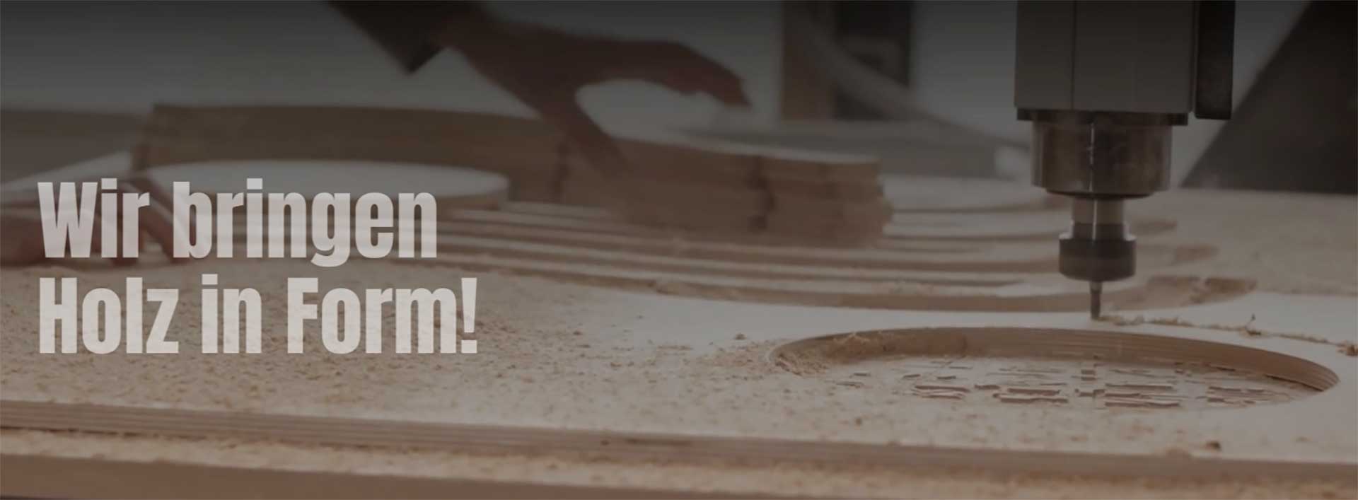 Eine CNC-Maschine und die Aufschrift "Wir bringen Holz in Form"